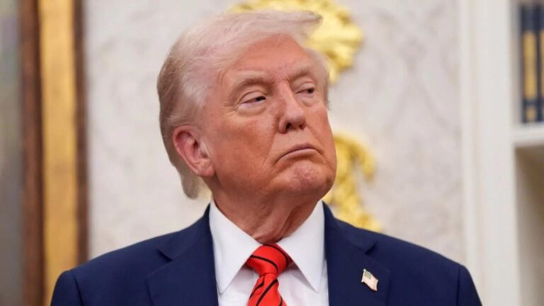 Trump insiste que hay "conversaciones serias" con un nuevo régimen iraní, al que amenaza