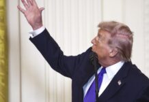 Trump alardea de tener un "suministro ilimitado" de armas