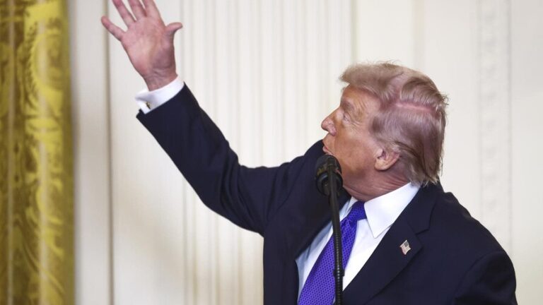 Trump alardea de tener un "suministro ilimitado" de armas
