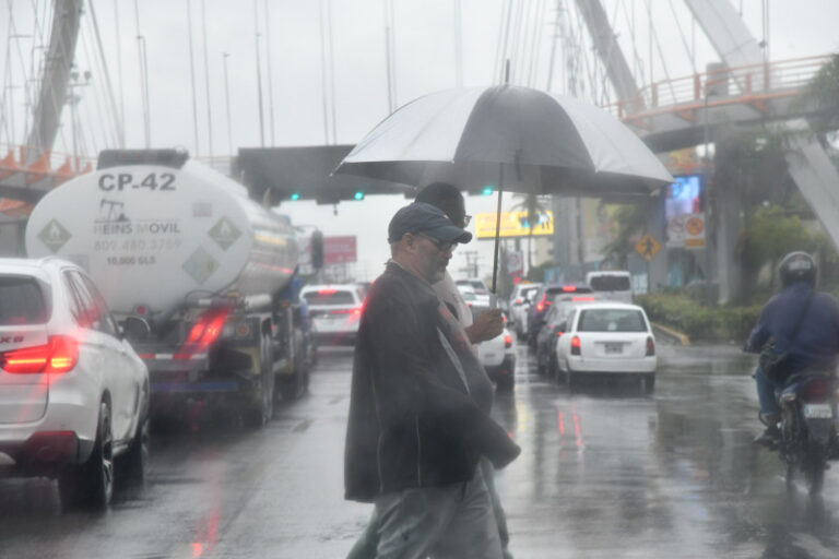 Jueves con aguaceros, tronadas y ráfagas de viento por incidencia de una vaguada