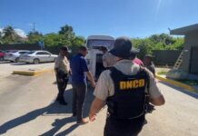 Detienen en Barahona a chofer y cobrador de autobús con 11 paquetes de presunta marihuana