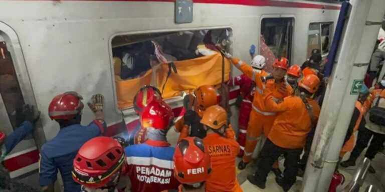 Al menos 14 muertos tras colisión de dos trenes a las afueras de Yakarta