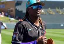 Estrellas firman al agente libre Jesús Valdez