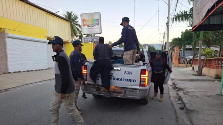 Autoridades detienen a 47 haitianos indocumentados en operativo en Constanza