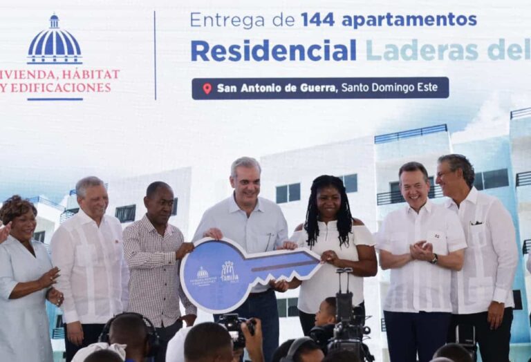 Abinader anuncia plan de asfalto y titulación para todo el municipio de Guerra