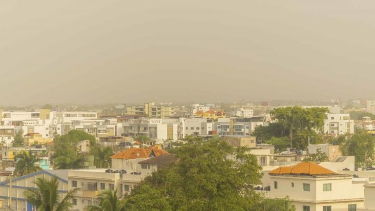 Ambiente brumoso y calor este viernes: polvo del Sahara seguirá incidiendo sobre el país