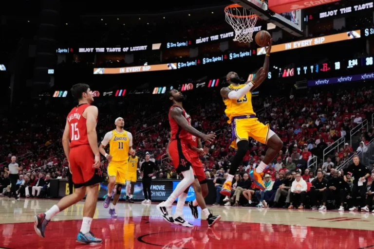 LeBron James guía a los Lakers a eliminar a Houston y avanzar a segunda ronda contra Oklahoma