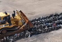 ¡Aplastan más de 200 pasolas y motocicletas ilegales en Nueva York!