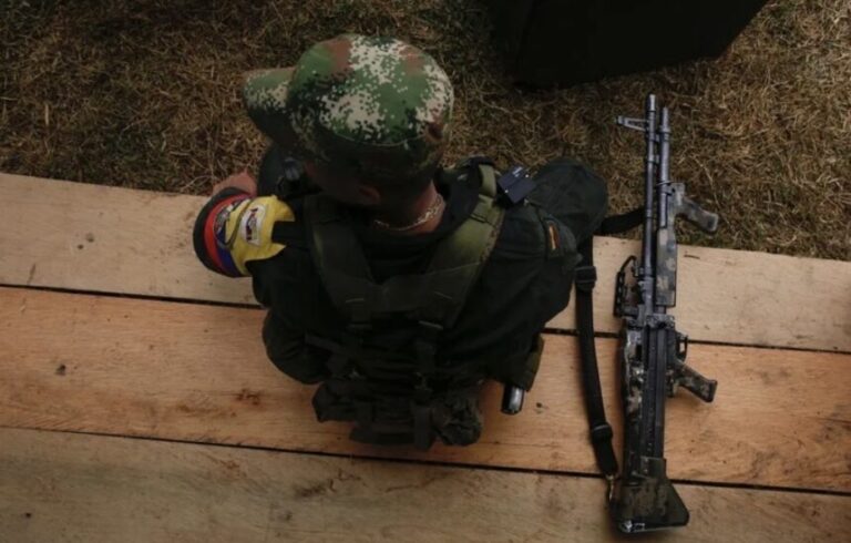 Al menos 11 de 48 muertos hallados en una zona de combates en Colombia eran menores