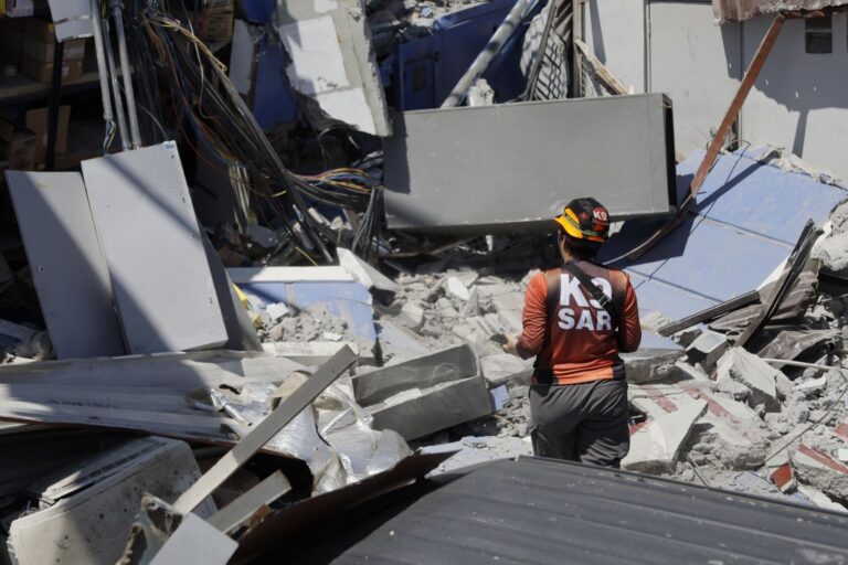 Suben a 37 los fallecidos, con casi 500 heridos, por sismo en Filipinas