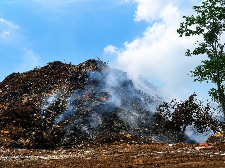 Humo de vertedero de Jarabacoa arropa la comunidad causando problemas de salud