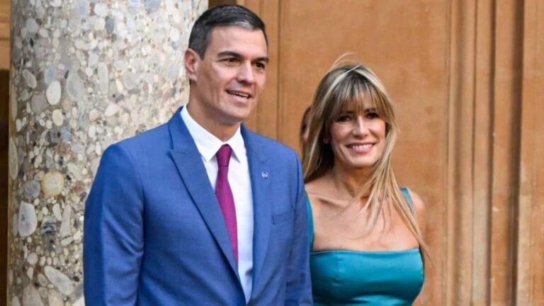 Envían a juicio a la esposa de Pedro Sánchez y le retira el pasaporte