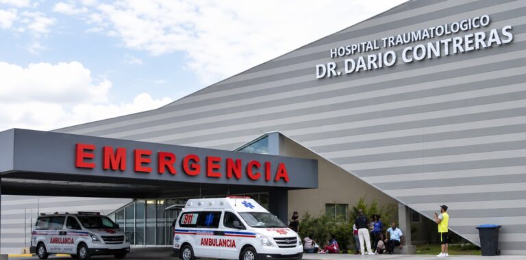 Hombre entra al área de emergencia del Hospital Darío Contreras y mata a una mujer e hiere a otra