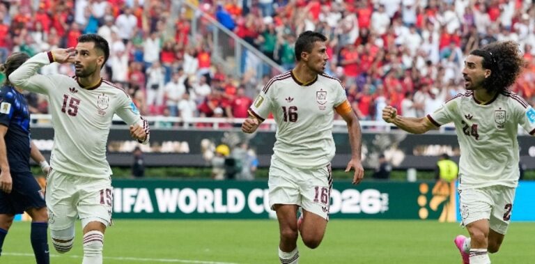 España vence a Uruguay 1-0 y gana su grupo