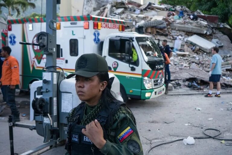 Detienen cuatro policías en Venezuela por apropiarse de dinero hallado entre escombros