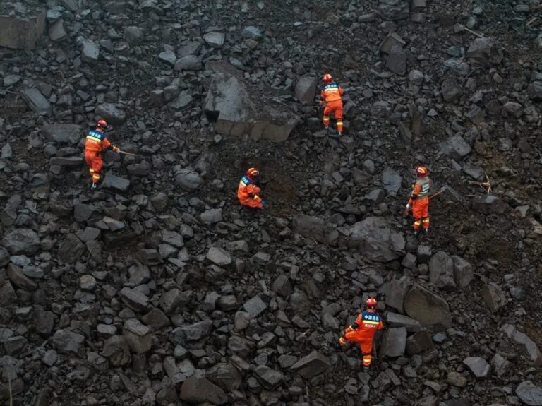 Un deslizamiento de tierra en China deja desaparecidos y 1,100 evacuados