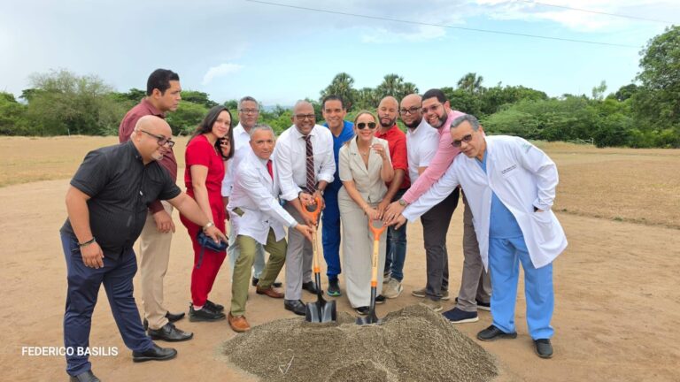 CMD da primer picazo para construcción casa club Santiago
