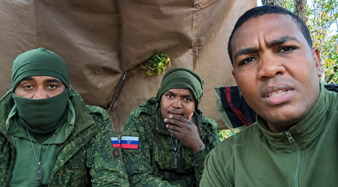 Autorretrato militar bajo una lona