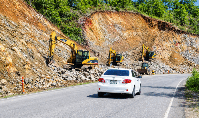 Carretera montañosa en obras