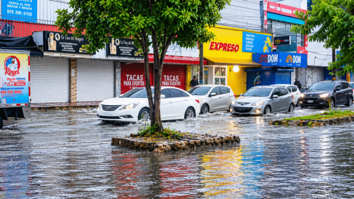 Inundación urbana bajo la lluvia (1)